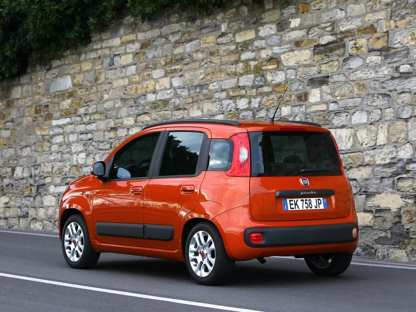 Фото с разворота сзади Fiat Panda  III 2011 -  2024 
                                            