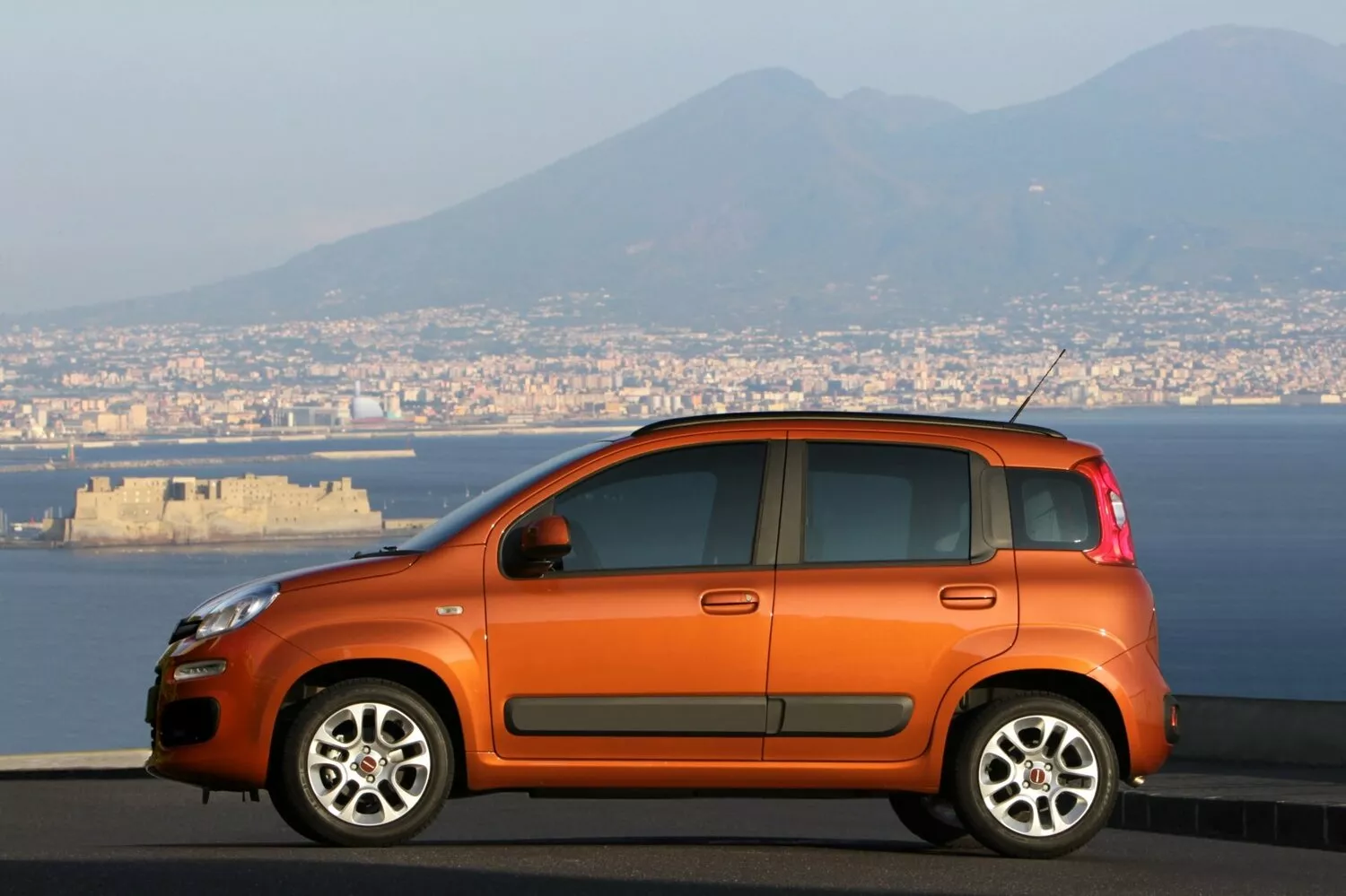 Фото сбоку Fiat Panda  III 2011 -  2024 
                                            