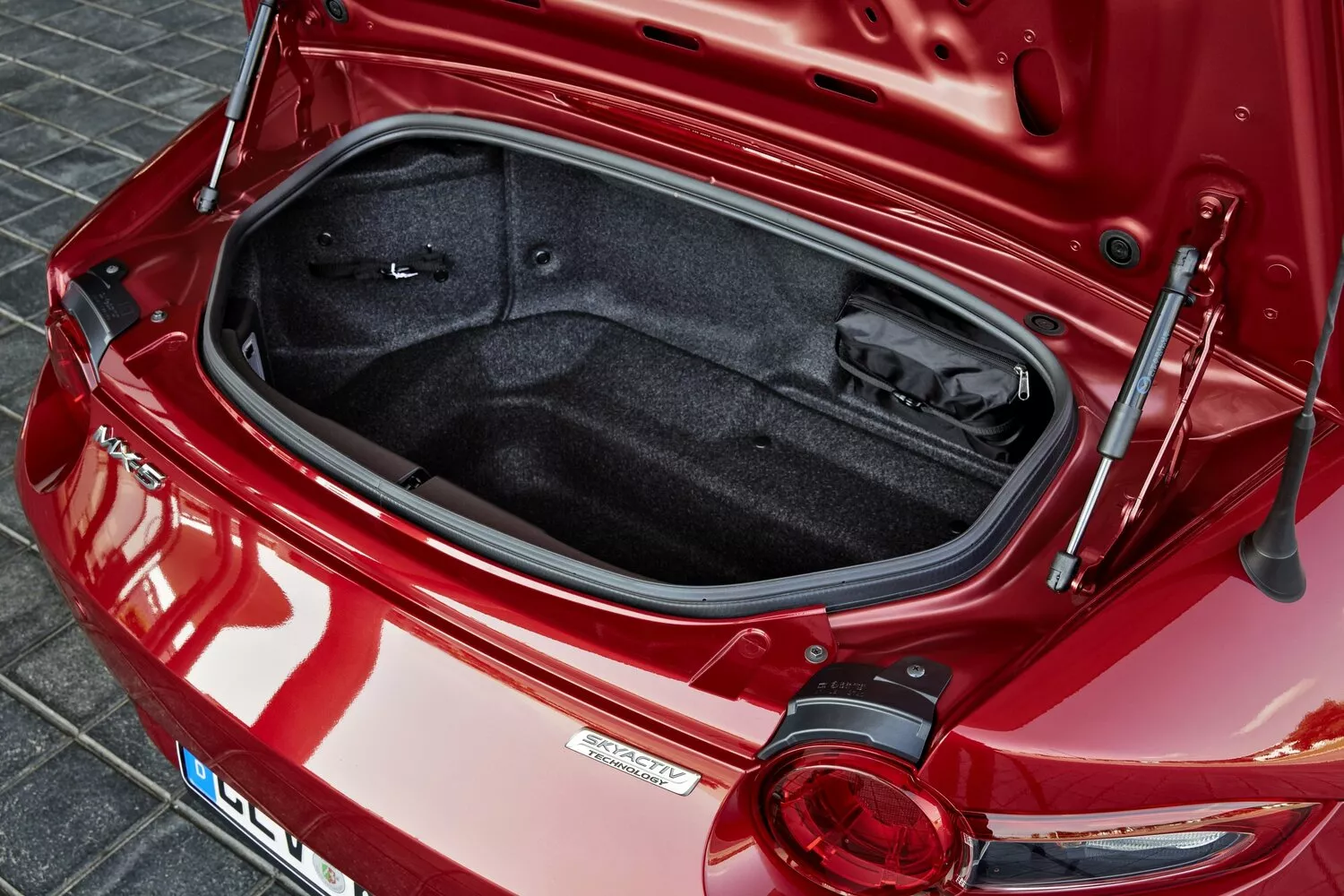 Фото багажника Mazda MX-5  IV (ND) 2015 -  2024 
                                            