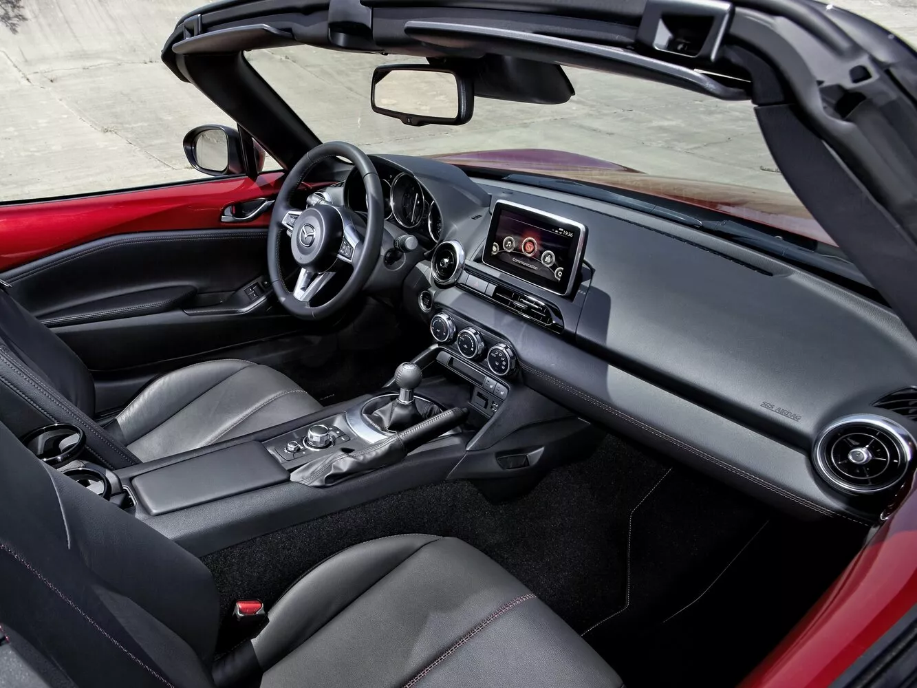 Фото салона спереди Mazda MX-5  IV (ND) 2015 -  2024 
                                            