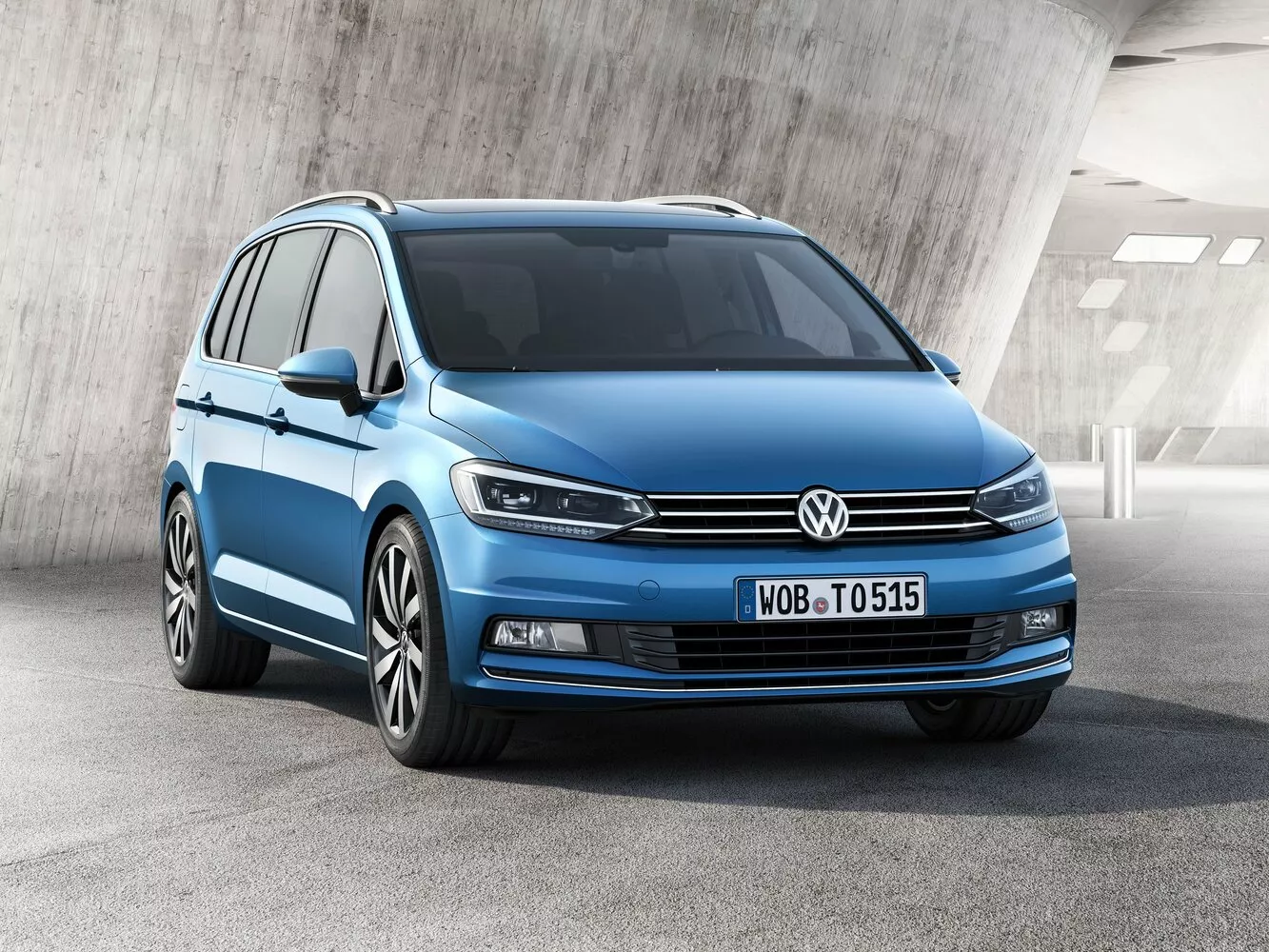Фото спереди Volkswagen Touran  III 2015 -  2024 
                                            