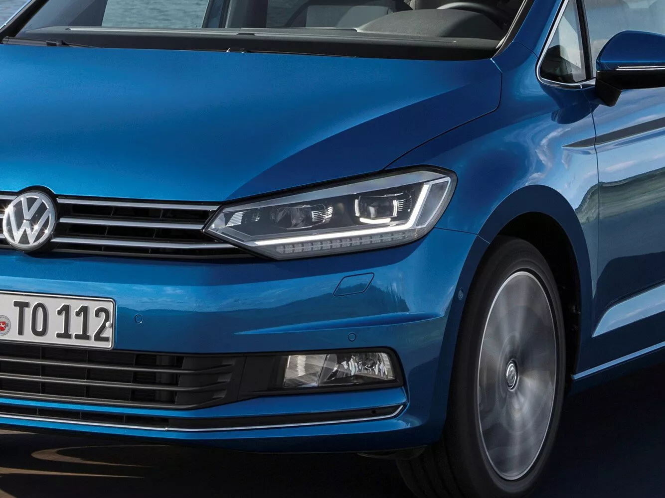 Фото передних фар Volkswagen Touran  III 2015 -  2024 
                                            