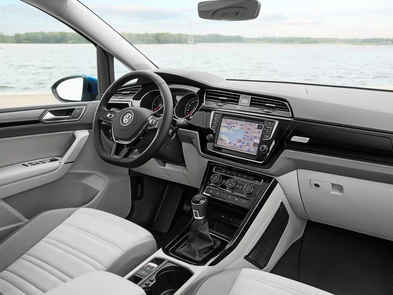 Фото салона спереди Volkswagen Touran  III 2015 -  2024 
                                            