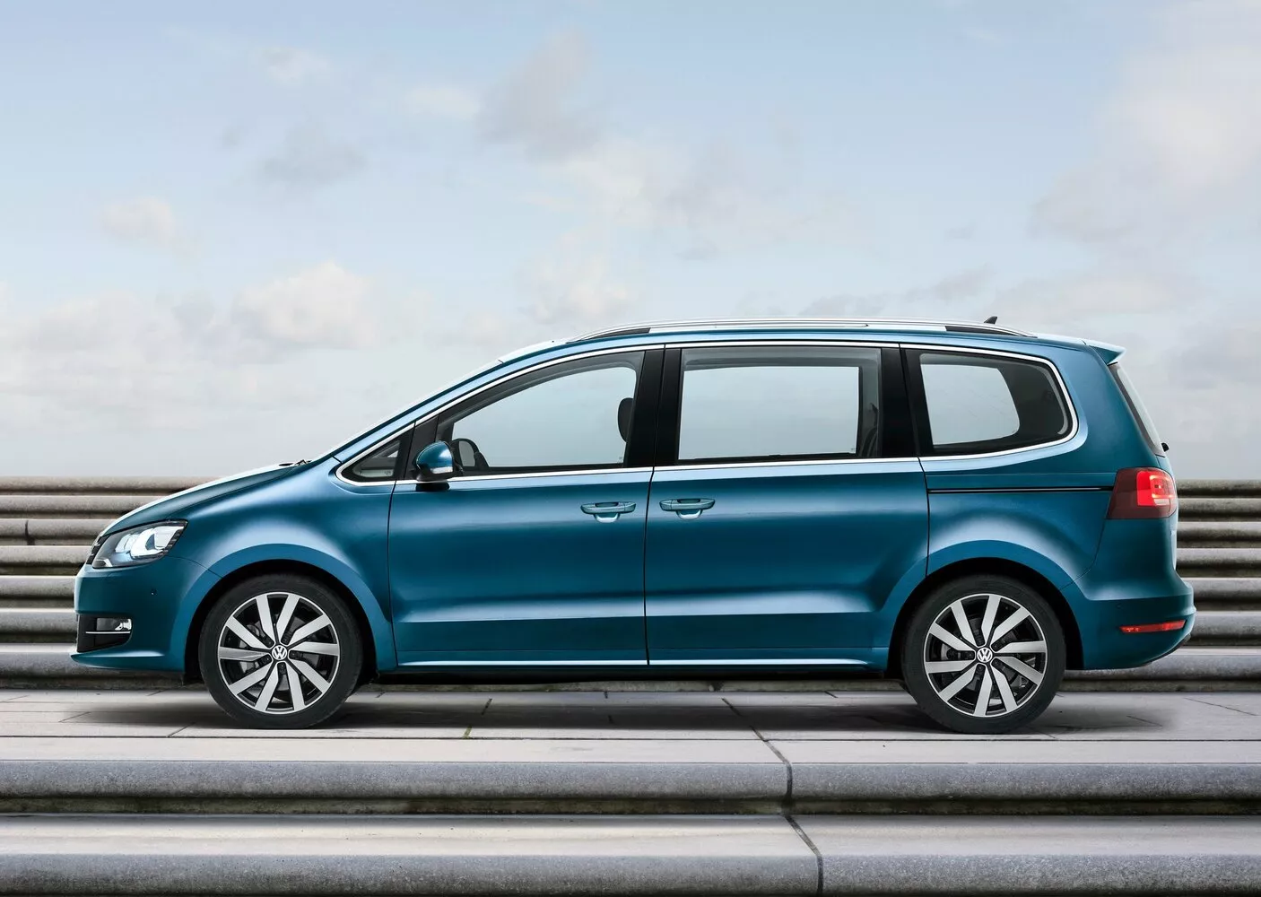 Фото сбоку Volkswagen Sharan  II Рестайлинг 2015 -  2024 
                                            