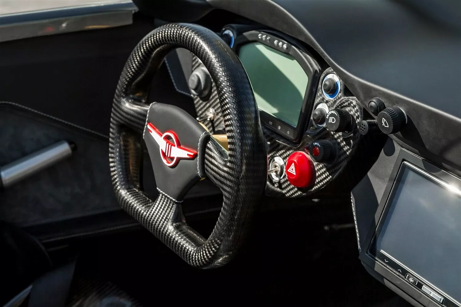 Фото рулевого колеса Rezvani Beast   2015 -  2024 
                                            