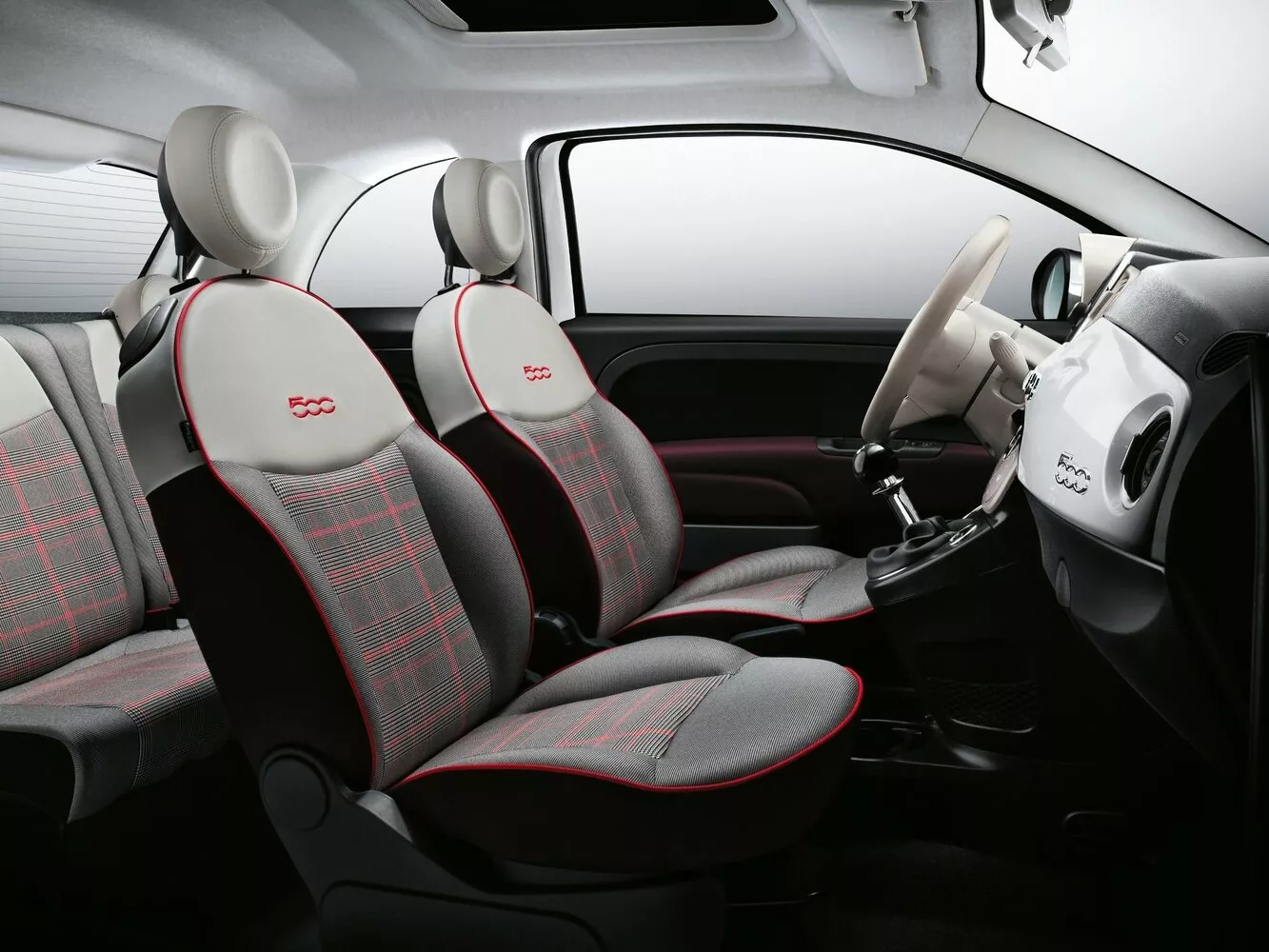 Фото салона спереди Fiat 500  II Рестайлинг 2015 -  2024 
                                            