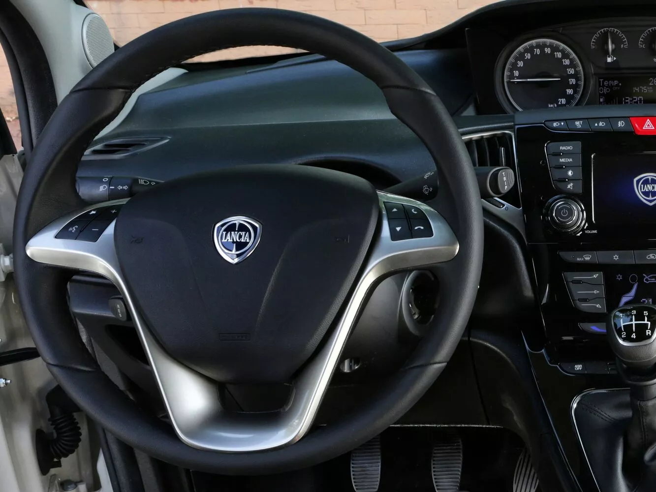 Фото рулевого колеса Lancia Ypsilon  III (Type 846) Рестайлинг 2015 -  2024 
                                            