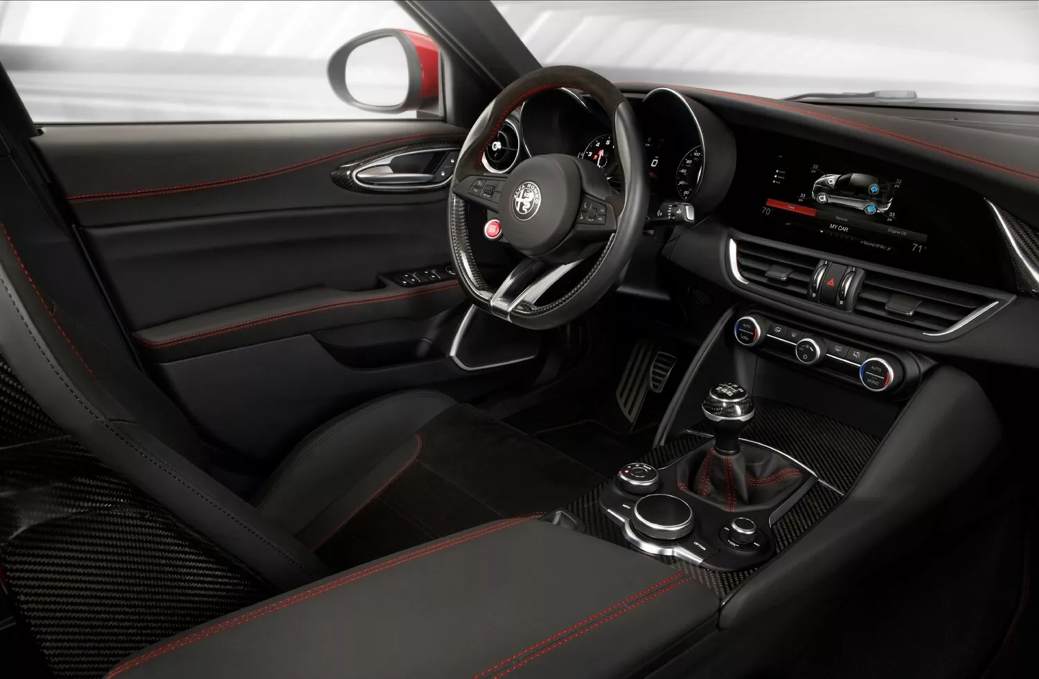 Фото салона спереди Alfa Romeo Giulia  II (952) 2015 -  2024 
                                            
