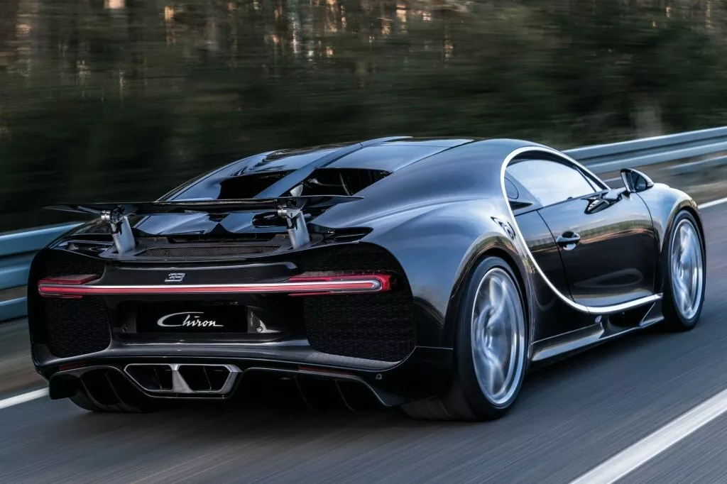 Фото с разворота сзади Bugatti Chiron   2016 -  2024 
                                            