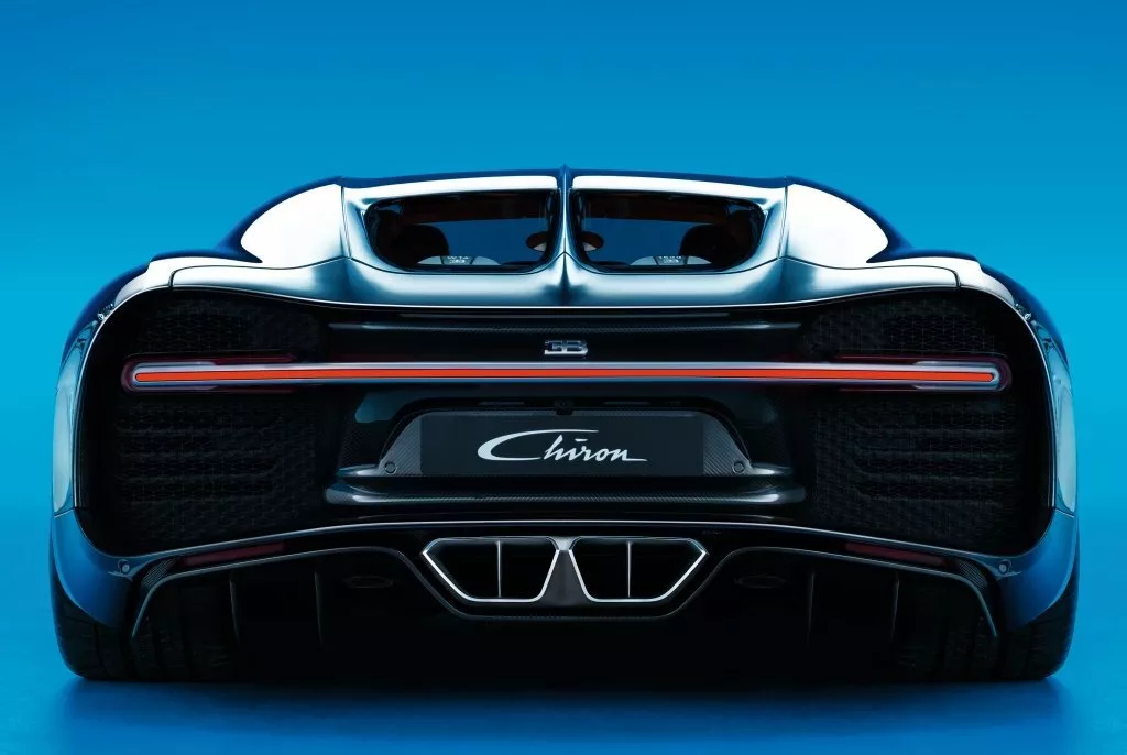 Фото сзади Bugatti Chiron   2016 -  2024 
                                            