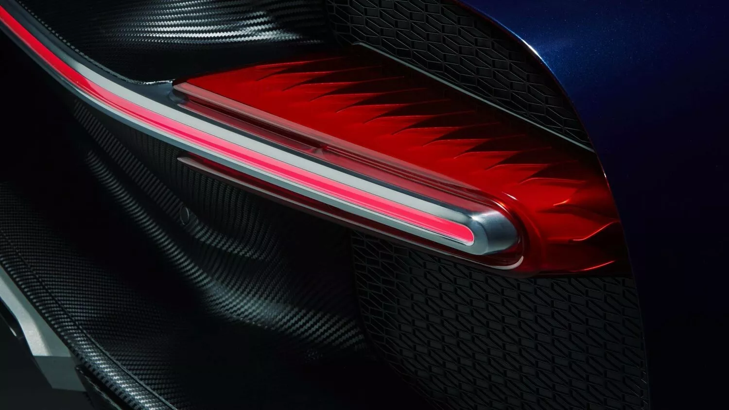 Фото задних фонорей Bugatti Chiron   2016 -  2024 
                                            