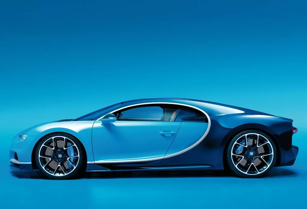 Фото сбоку Bugatti Chiron   2016 -  2024 
                                            