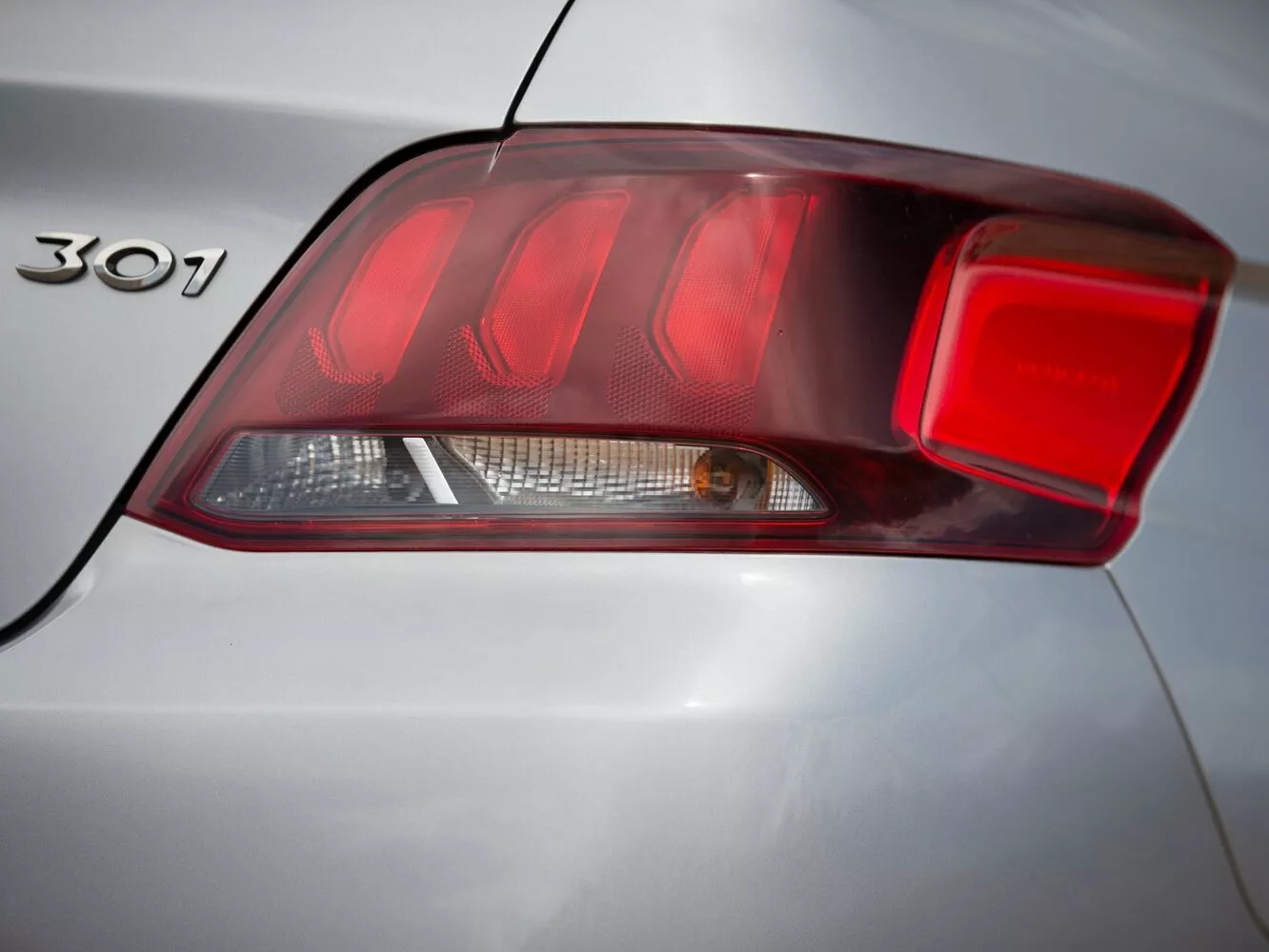 Фото задних фонорей Peugeot 301  I Рестайлинг 2016 -  2024 
                                            