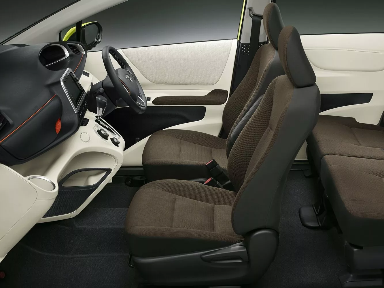 Фото салона спереди Toyota Sienta  II 2015 -  2024 
                                            