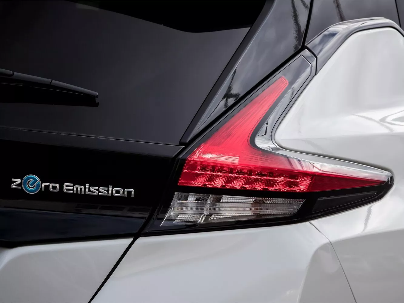 Фото задних фонорей Nissan Leaf  II (ZE1) 2017 -  2024 
                                            