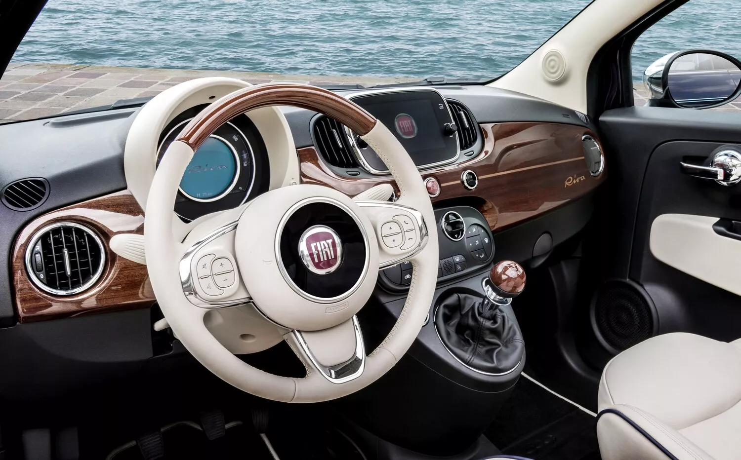 Фото места водителя Fiat 500  II Рестайлинг 2015 -  2024 
                                            