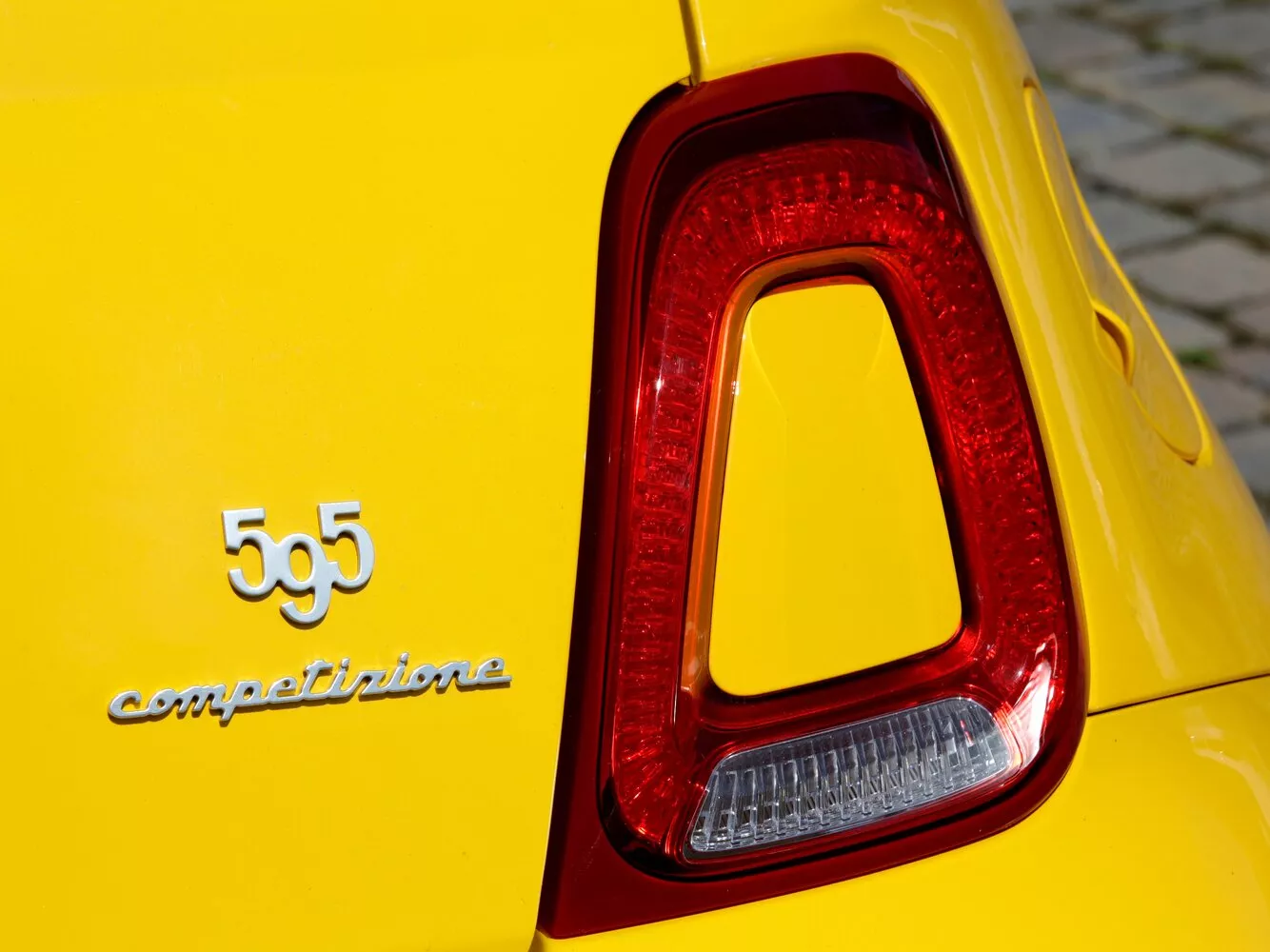 Фото задних фонорей Fiat 500 Abarth II Рестайлинг 2015 -  2024 
                                            