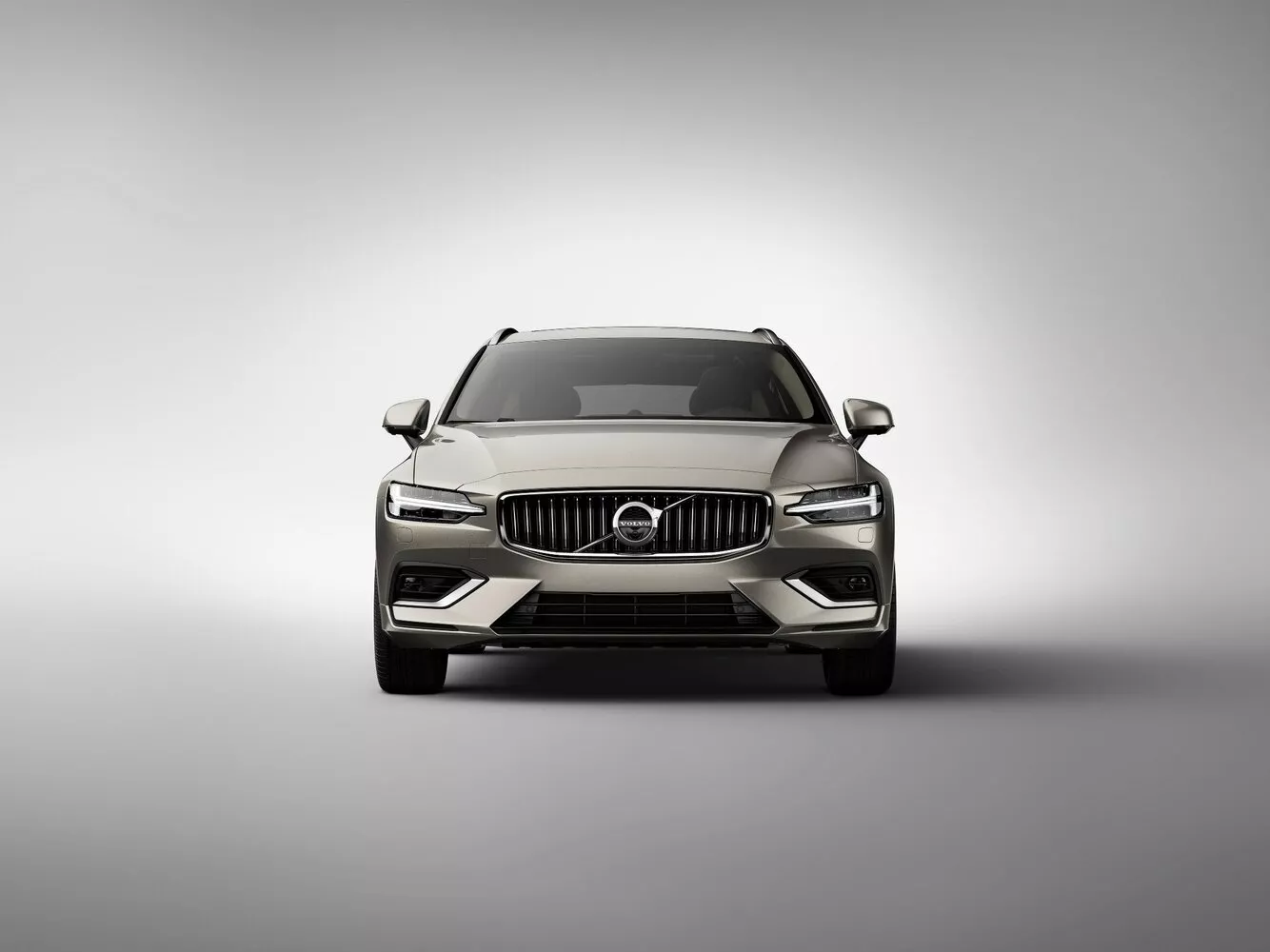 Фото спереди Volvo V60  II 2018 -  2024 
                                            