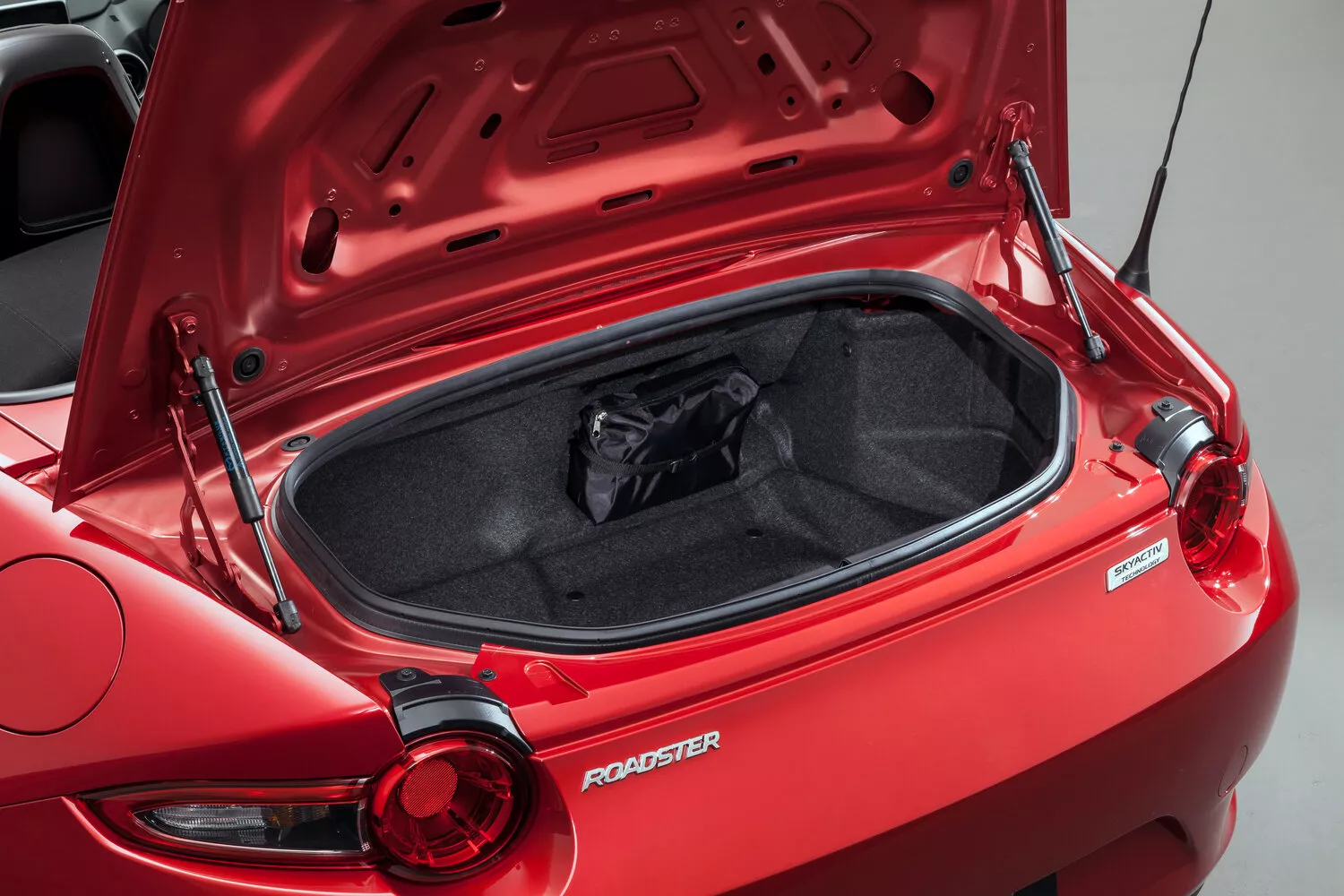 Фото багажника Mazda Roadster  IV (ND) 2015 -  2024 
                                            