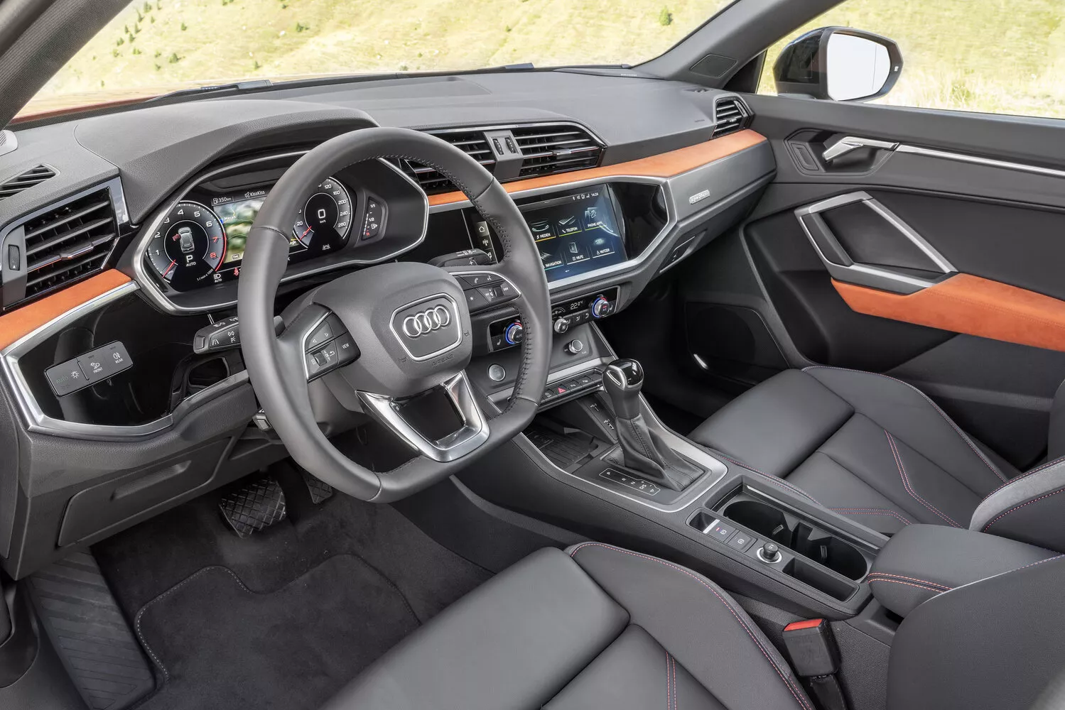 Фото места водителя Audi Q3  II (F3) 2018 -  2024 
                                            
