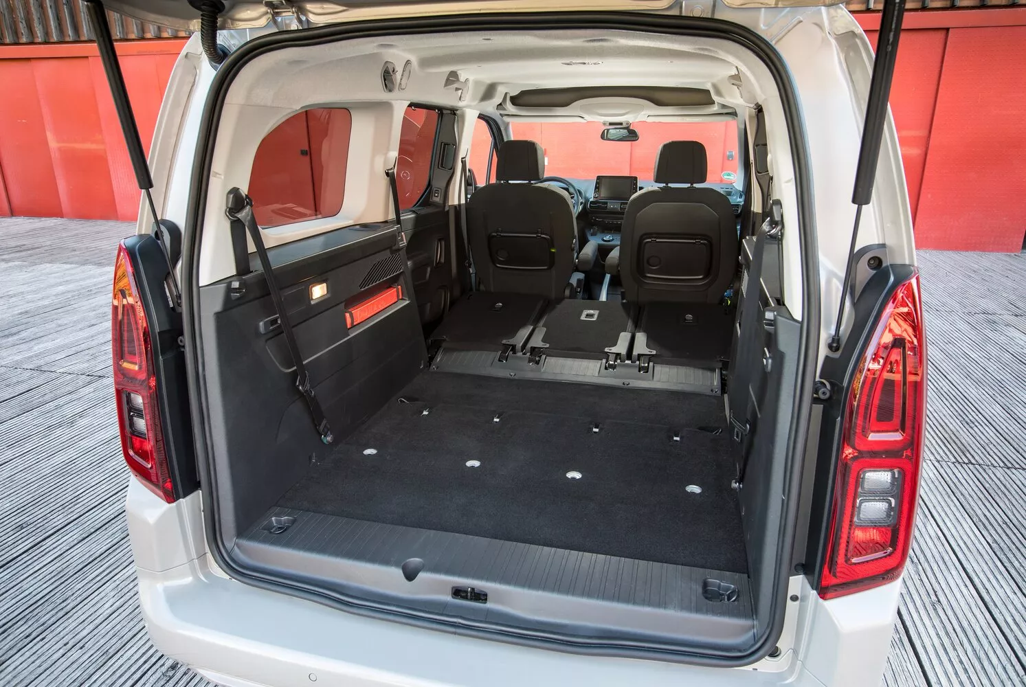 Фото багажника Opel Combo XL E 2018 -  2024 
                                            