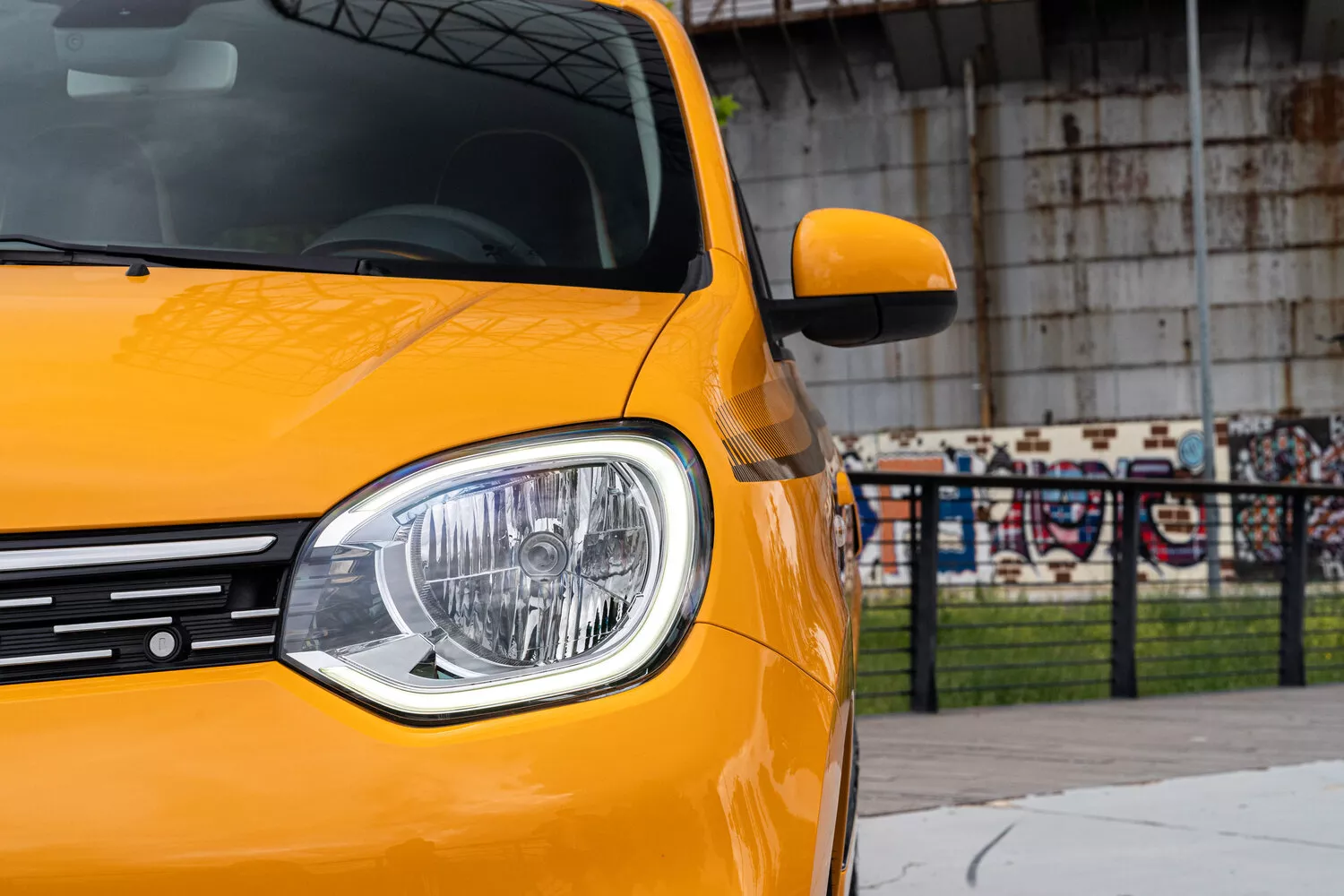 Фото передних фар Renault Twingo  III Рестайлинг 2019 -  2024 
                                            