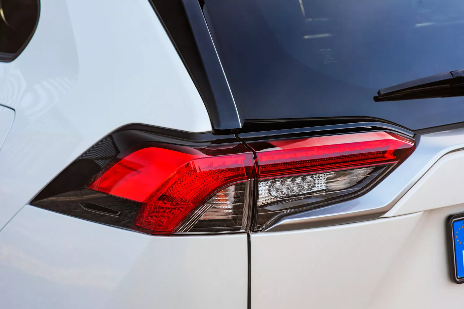Фото задних фонорей Toyota RAV4  V (XA50) 2018 -  2024 
                                            