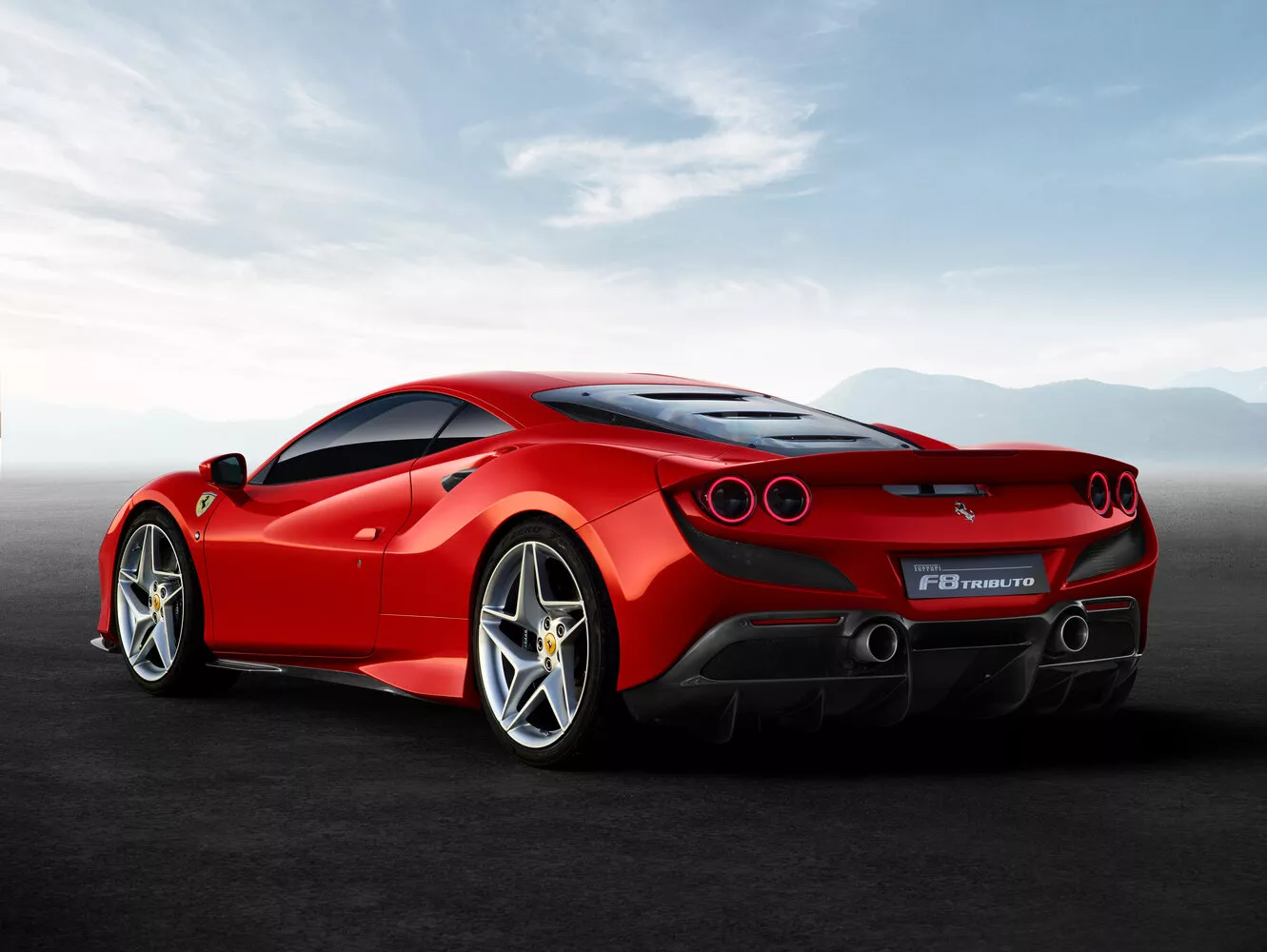 Фото с разворота сзади Ferrari F8 Tributo  2019 -  2024 
                                            