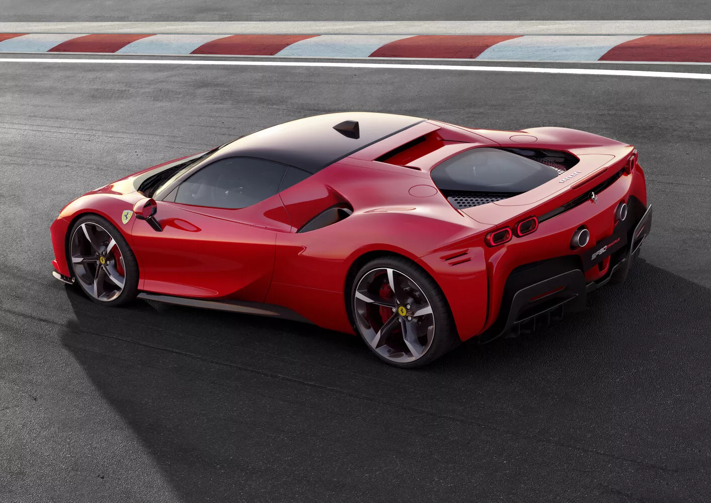 Фото с разворота сзади Ferrari SF90 Stradale  I 2019 -  2024 
                                            