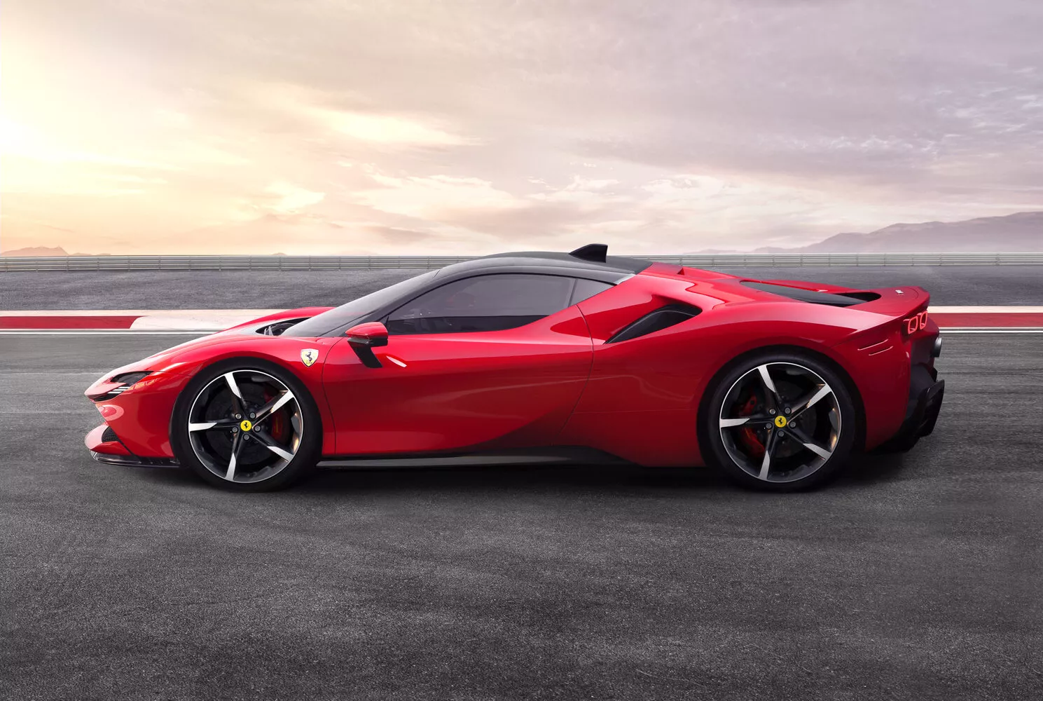 Фото сбоку Ferrari SF90 Stradale  I 2019 -  2024 
                                            