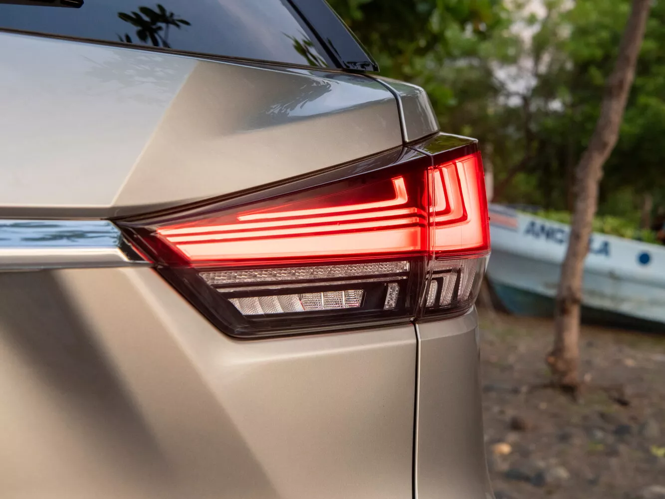 Фото задних фонорей Lexus RX L IV Рестайлинг 2019 -  2024 
                                            