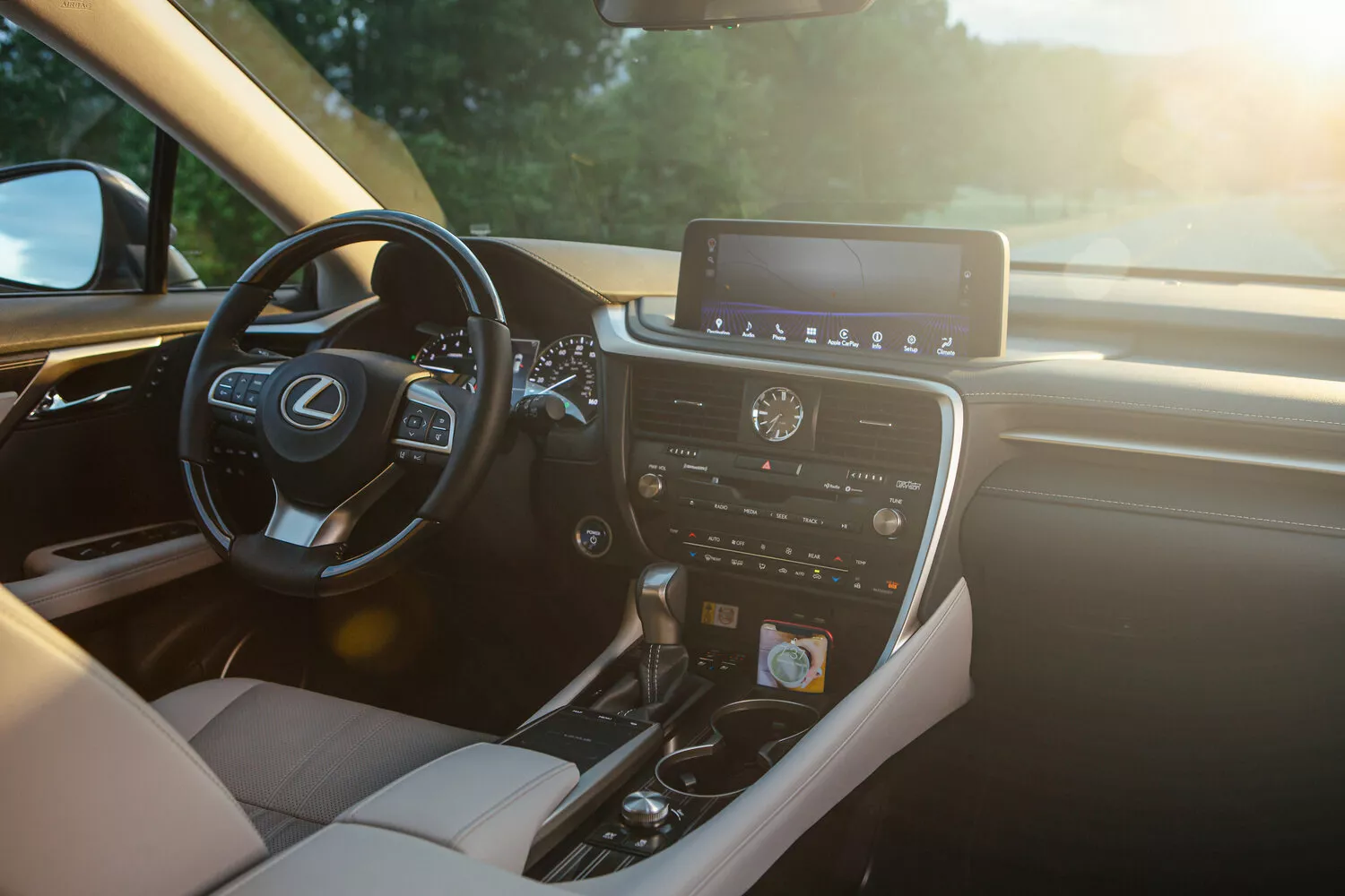 Фото салона спереди Lexus RX L IV Рестайлинг 2019 -  2024 
                                            