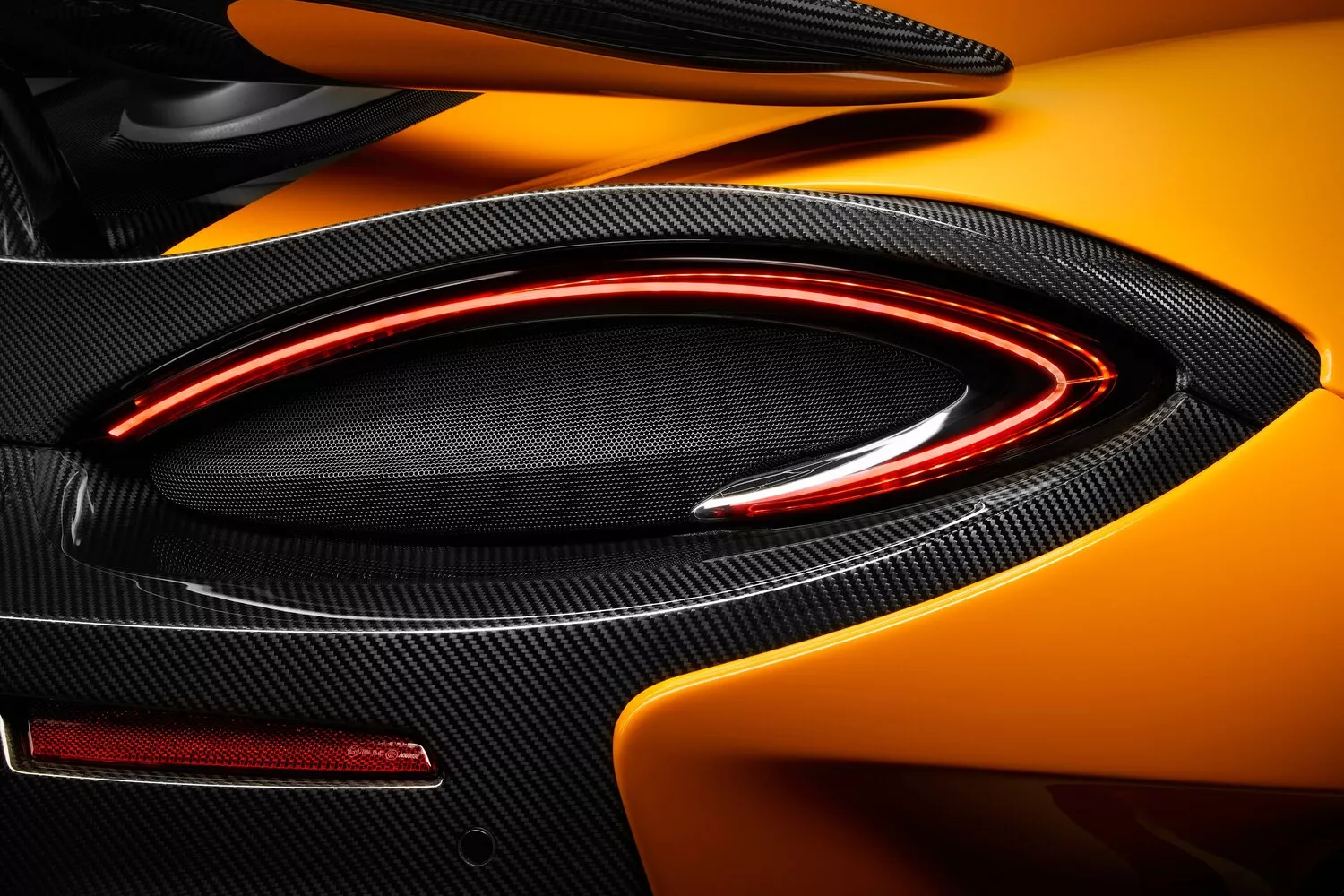 Фото задних фонорей McLaren 600LT   2018 -  2024 
                                            