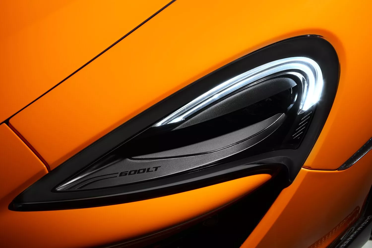 Фото передних фар McLaren 600LT   2018 -  2024 
                                            