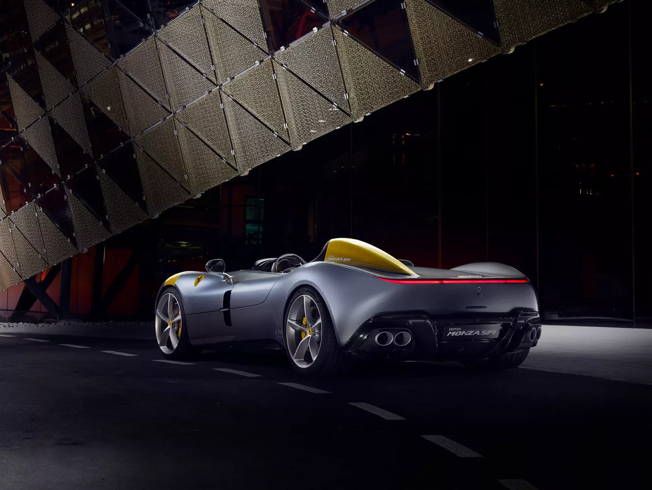 Фото с разворота сзади Ferrari Monza SP SP1  2019 -  2024 
                                            