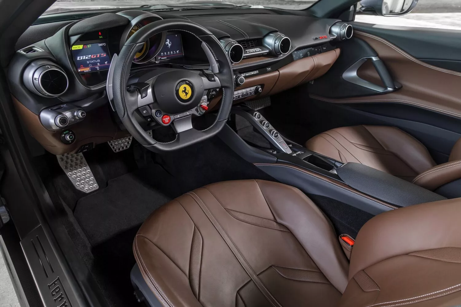 Фото места водителя Ferrari 812 GTS  2017 -  2024 
                                            