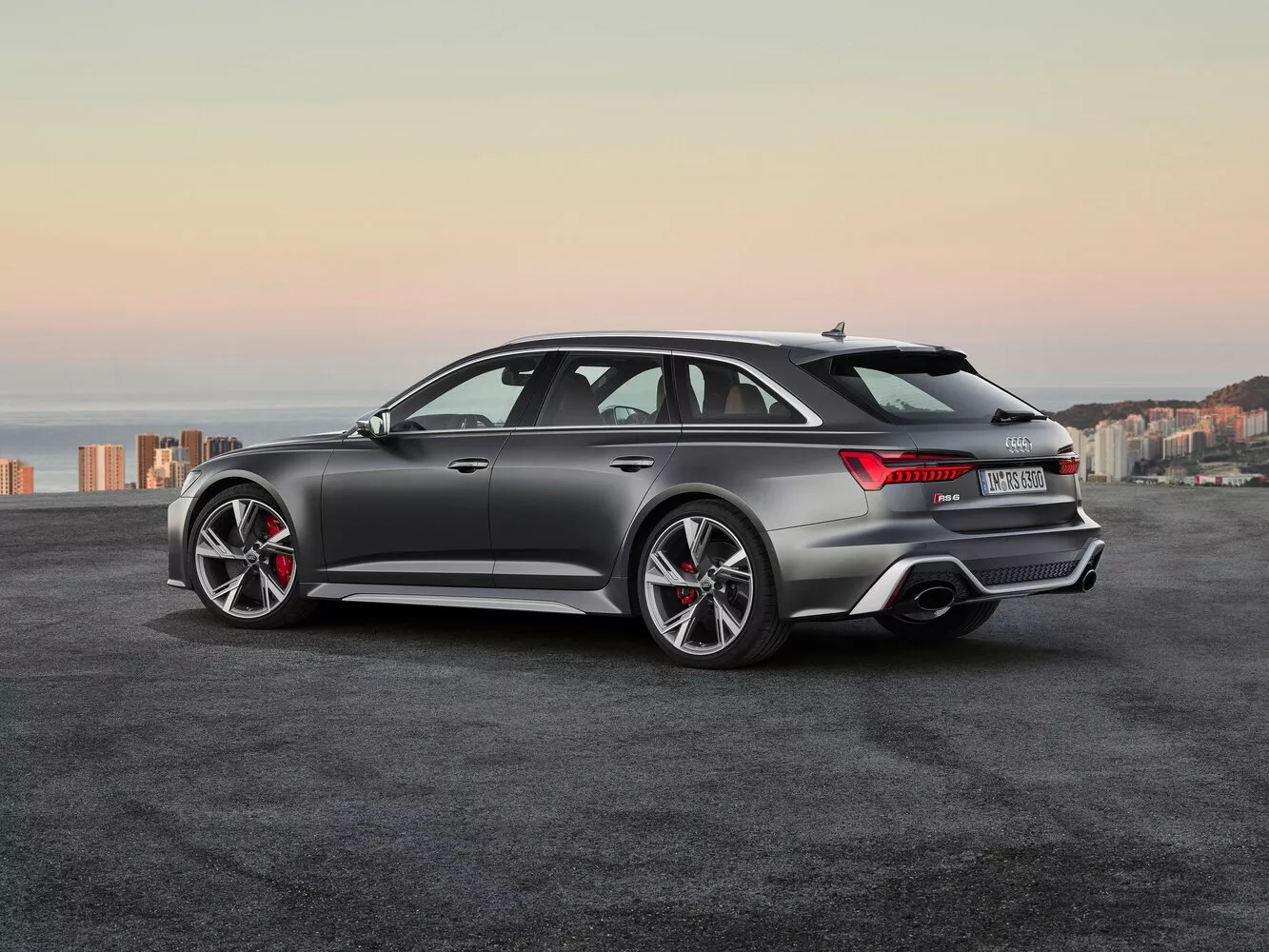 Фото с разворота сзади Audi RS 6  IV (C8) 2019 -  2024 
                                            