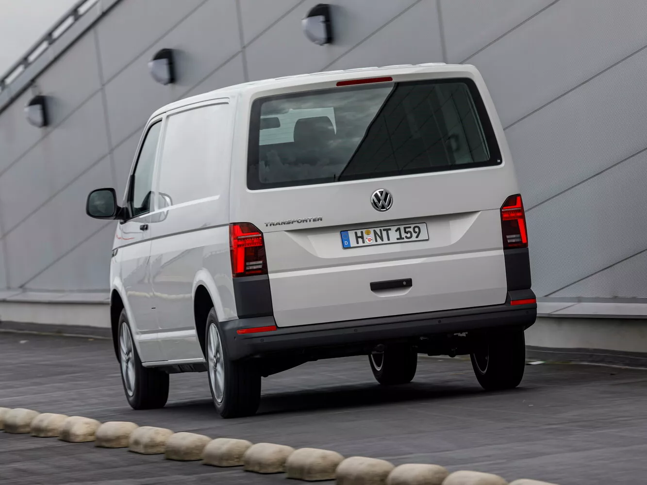 Фото сзади Volkswagen Transporter  T6 Рестайлинг 2019 -  2024 
                                            