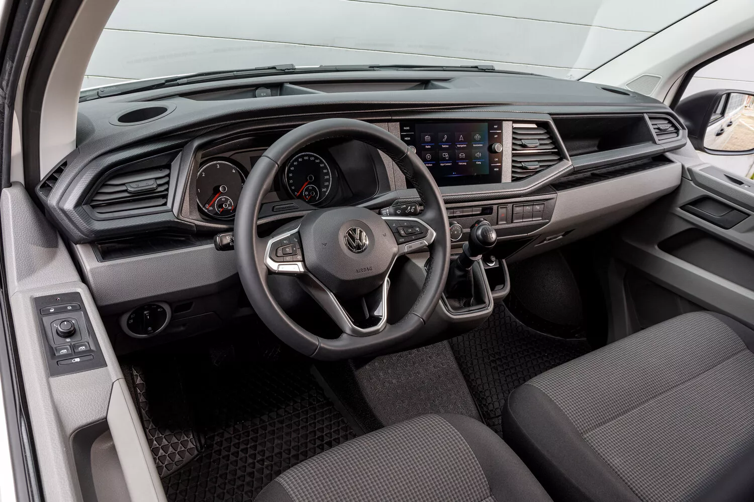 Фото места водителя Volkswagen Transporter Long T6 Рестайлинг 2019 -  2024 
                                            