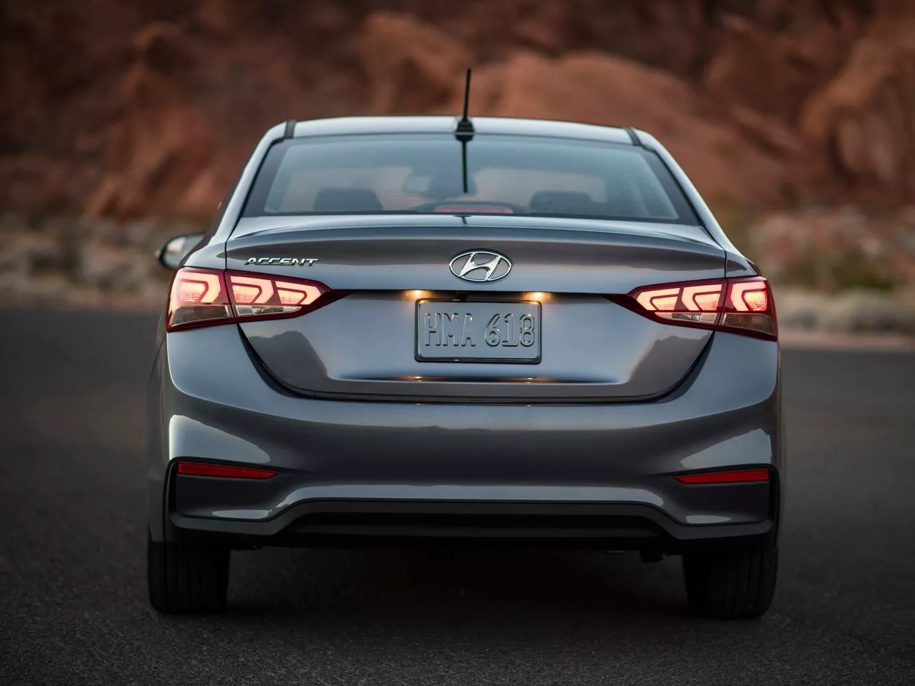Фото сзади Hyundai Accent  V 2017 -  2024 
                                            