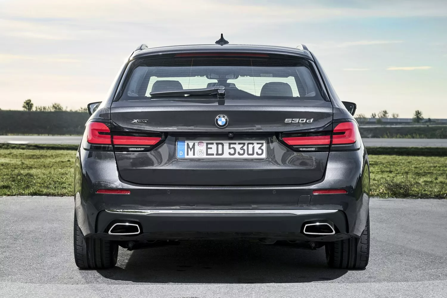 Фото сзади BMW 5 серии  VII (G30/G31) Рестайлинг 2020 -  2024 
                                            