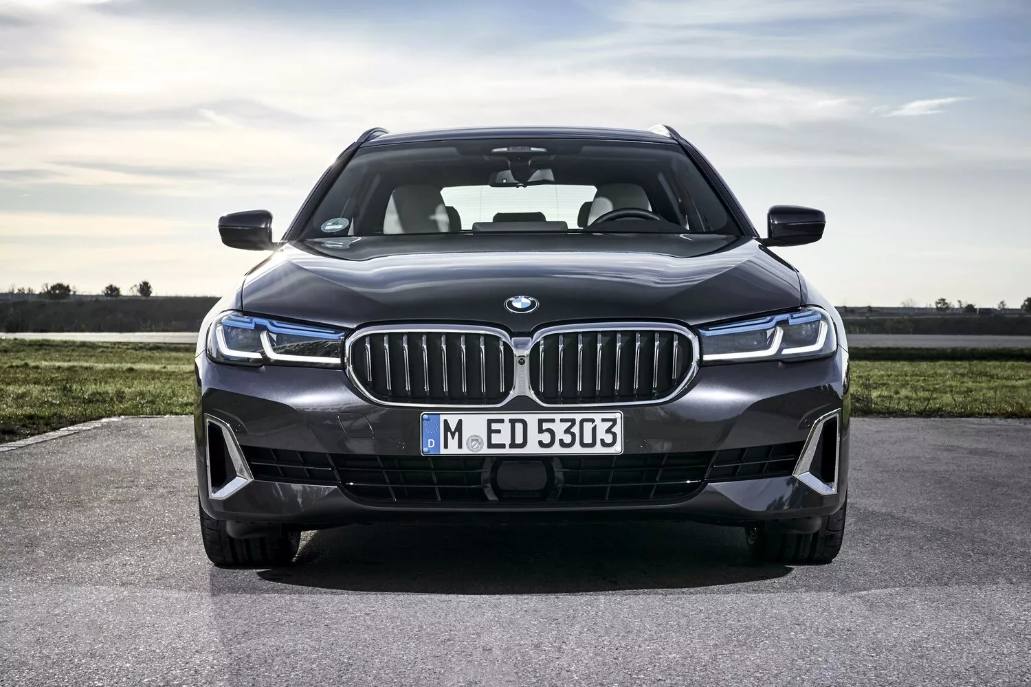 Фото спереди BMW 5 серии  VII (G30/G31) Рестайлинг 2020 -  2024 
                                            