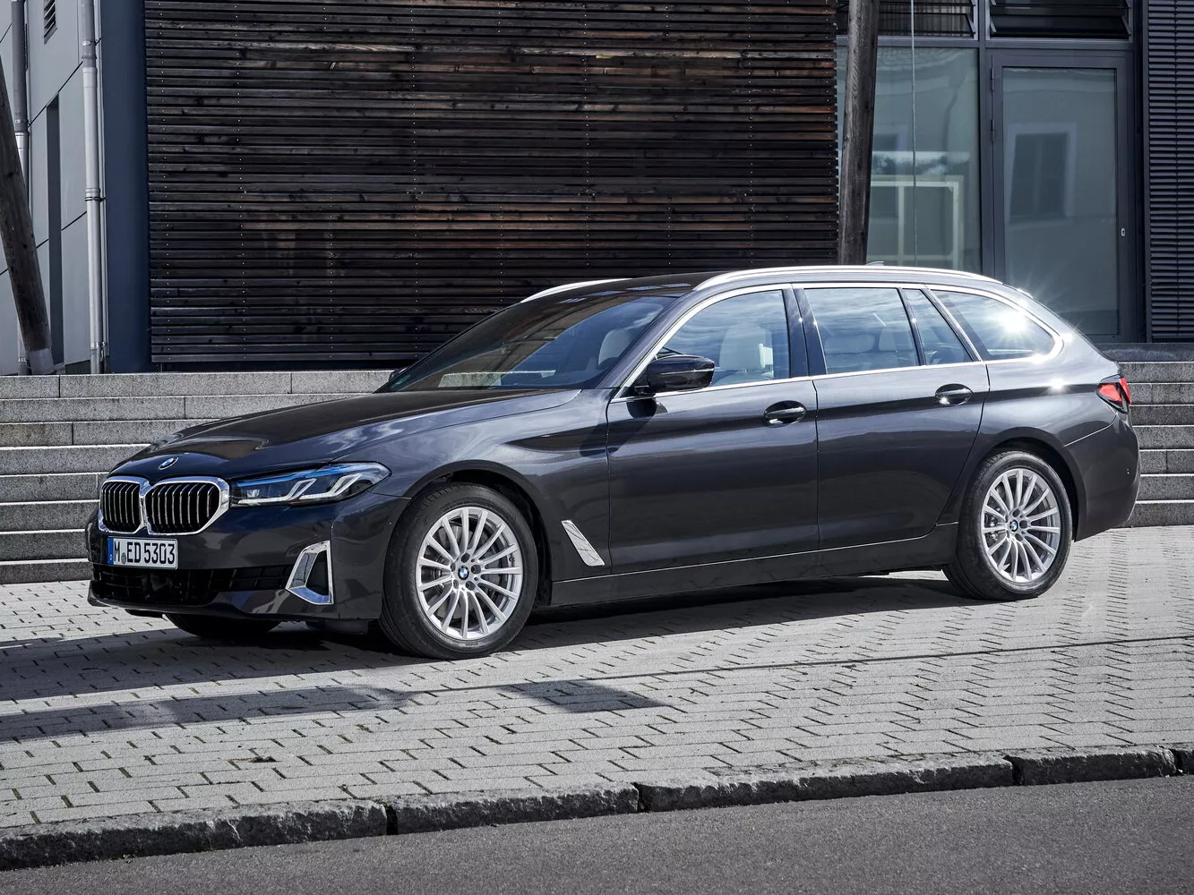 Фото экстерьера BMW 5 серии  VII (G30/G31) Рестайлинг 2020 -  2024 
                                            