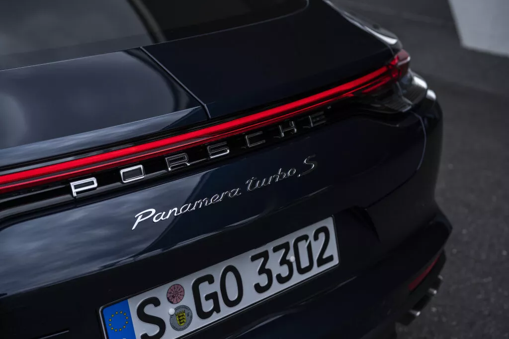 Фото задних фонорей Porsche Panamera Executive II Рестайлинг 2020 -  2024 
                                            