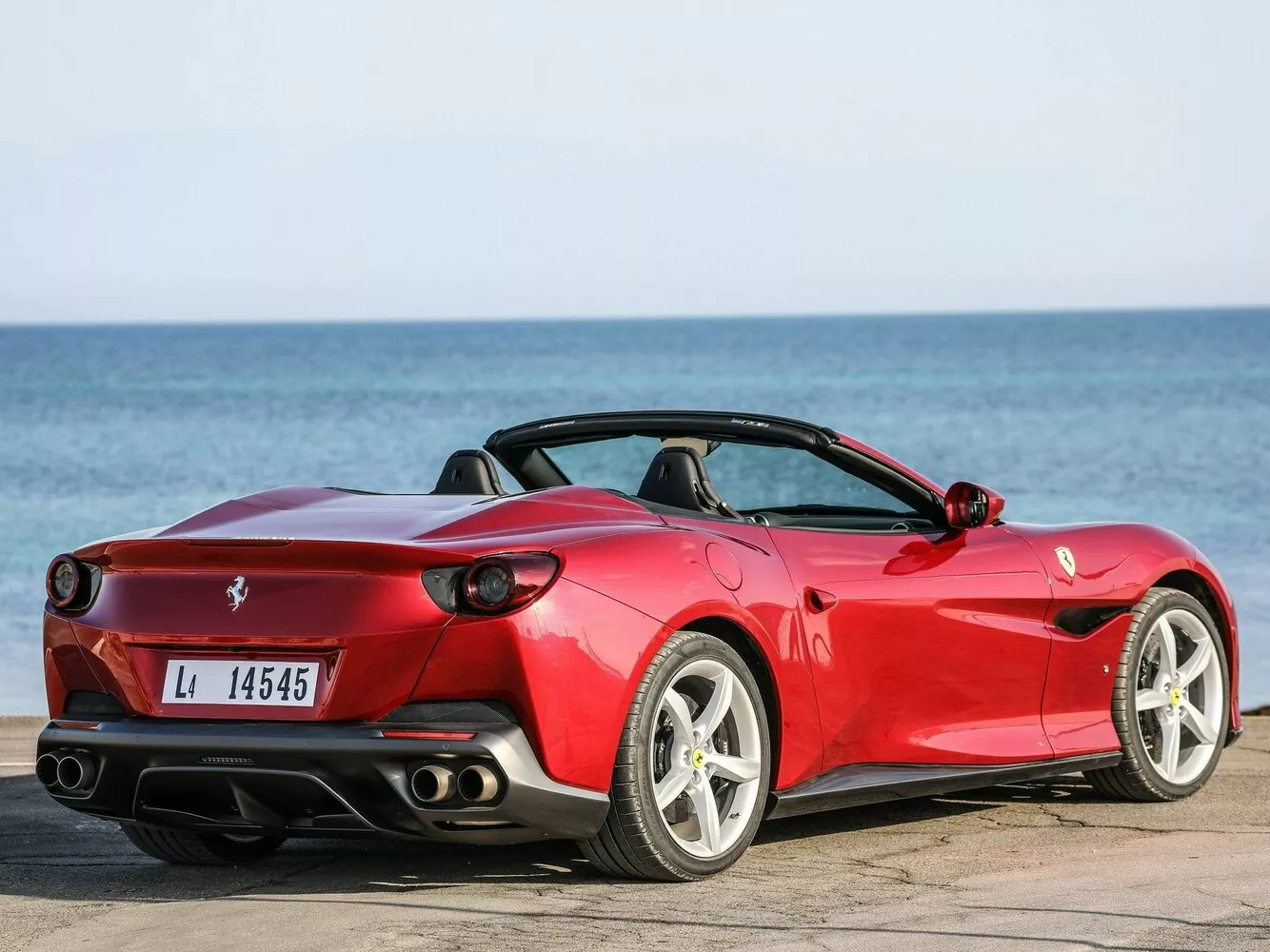 Фото с разворота сзади Ferrari Portofino  I Рестайлинг (M) 2020 -  2024 
                                            