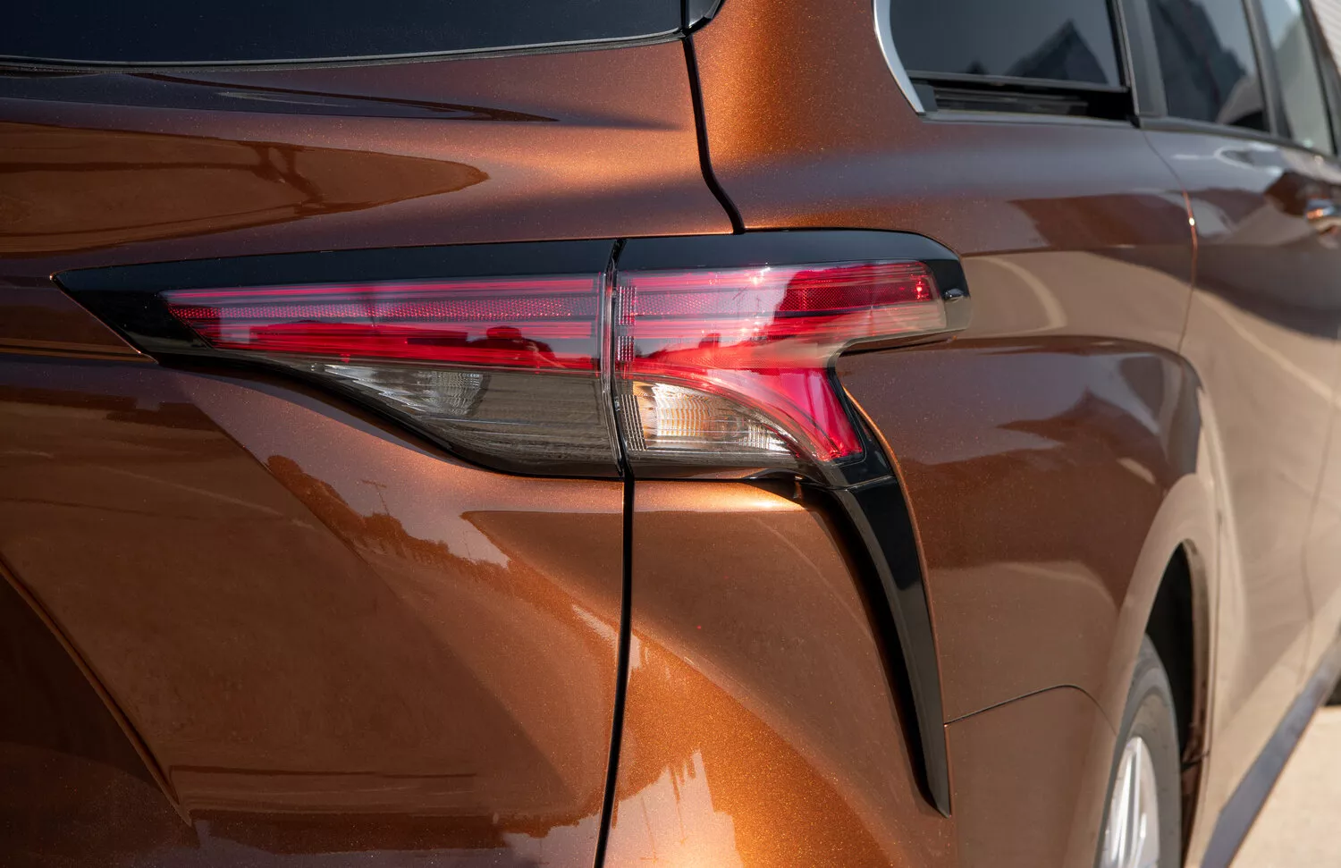Фото задних фонорей Toyota Sienna  IV 2020 -  2024 
                                            
