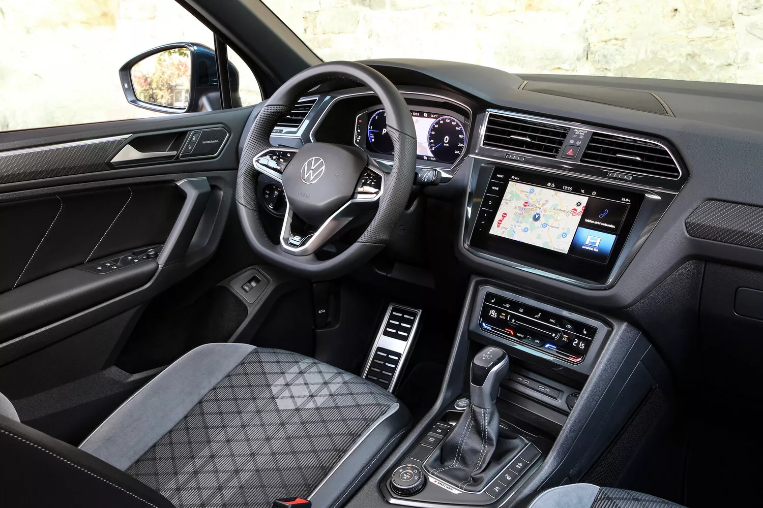 Фото салона спереди Volkswagen Tiguan  II Рестайлинг 2020 -  2024 
                                            