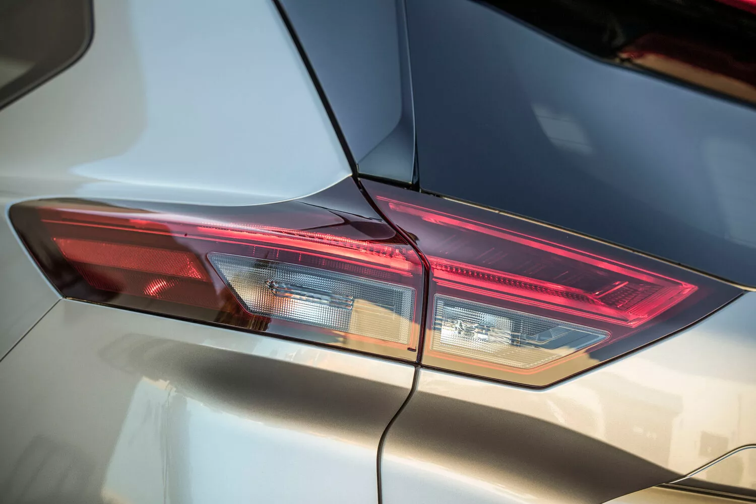 Фото задних фонорей Nissan Rogue  III 2020 -  2024 
                                            