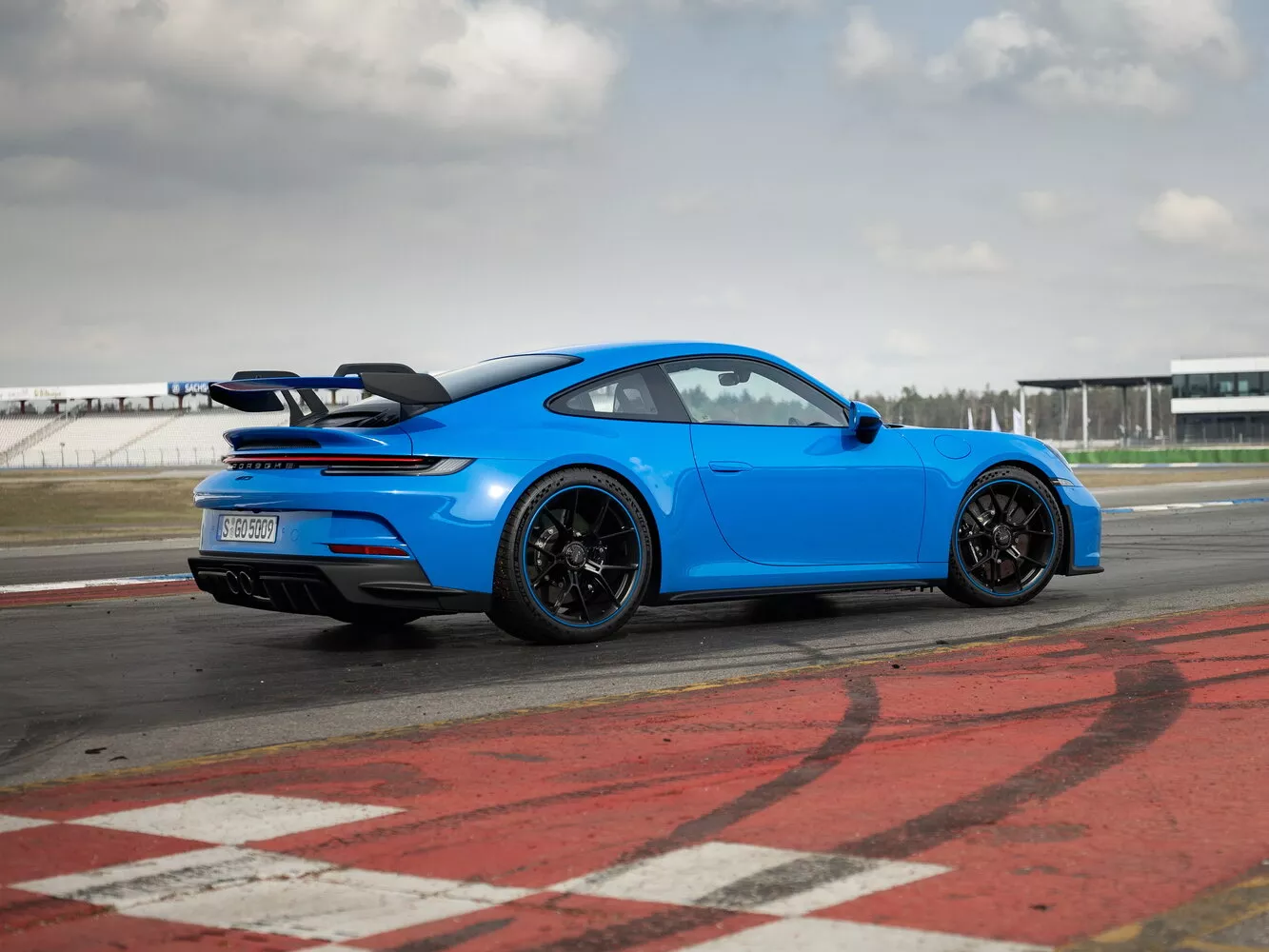 Фото с разворота сзади Porsche 911 GT3  992 2021 -  2024 
                                            