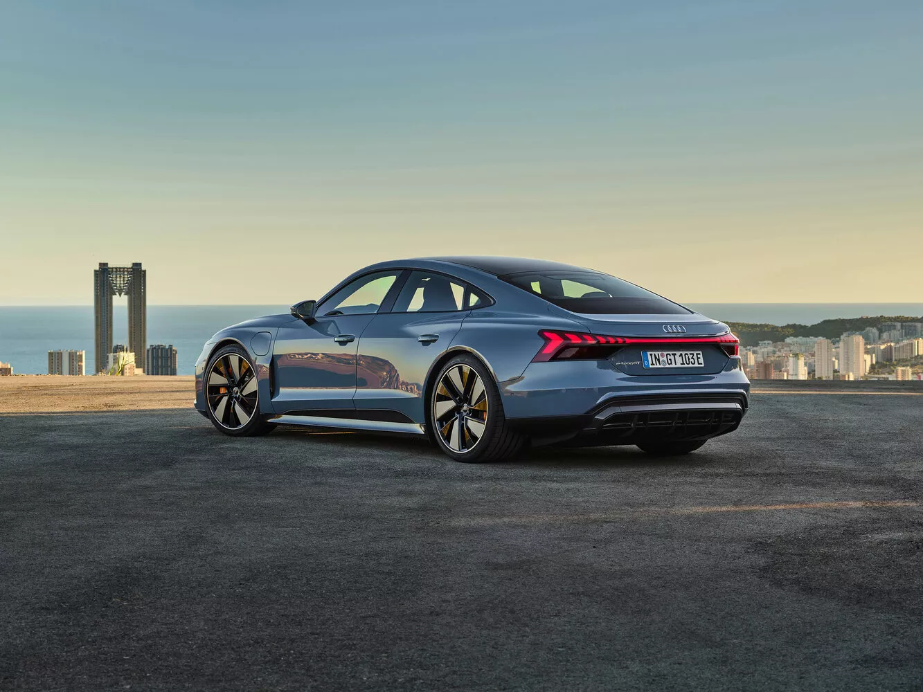 Фото с разворота сзади Audi e-tron GT   2020 -  2024 
                                            